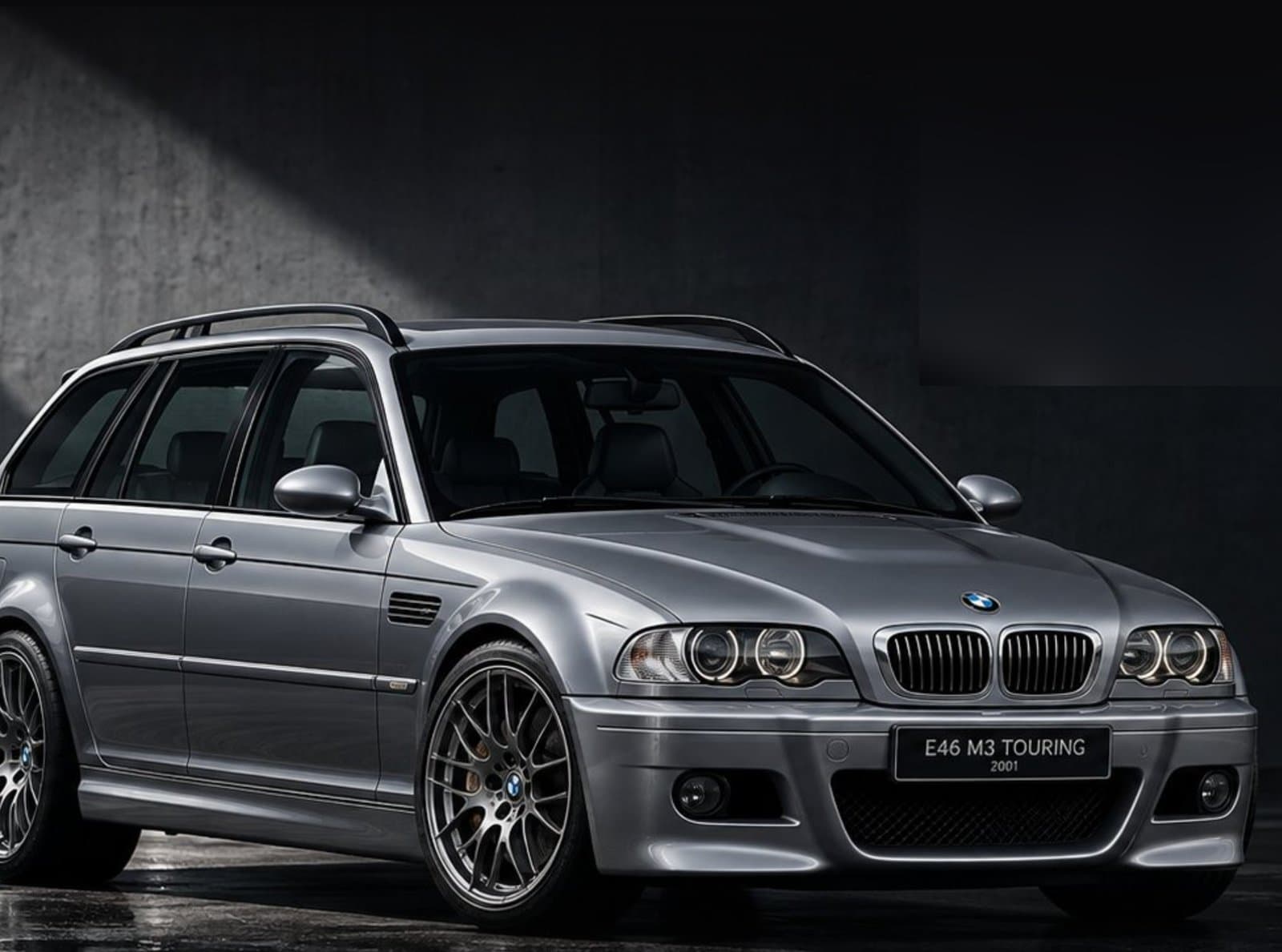 Silberner BMW E46 M3 Touring im dunklen Studio